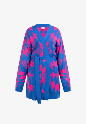 Pletena kardigan v modri barvi z drznih rožnatih geometrijskih vzorcev. Ima zasnovo za ovijanje, dolge rokave in ujemajoč pas.