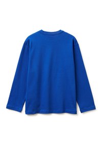 Dlouhý rukáv košile v jasně modré bavlně, s kulatým výstřihem a postranními rozparky na lemu. Hladká textura s jednoduchým designem.