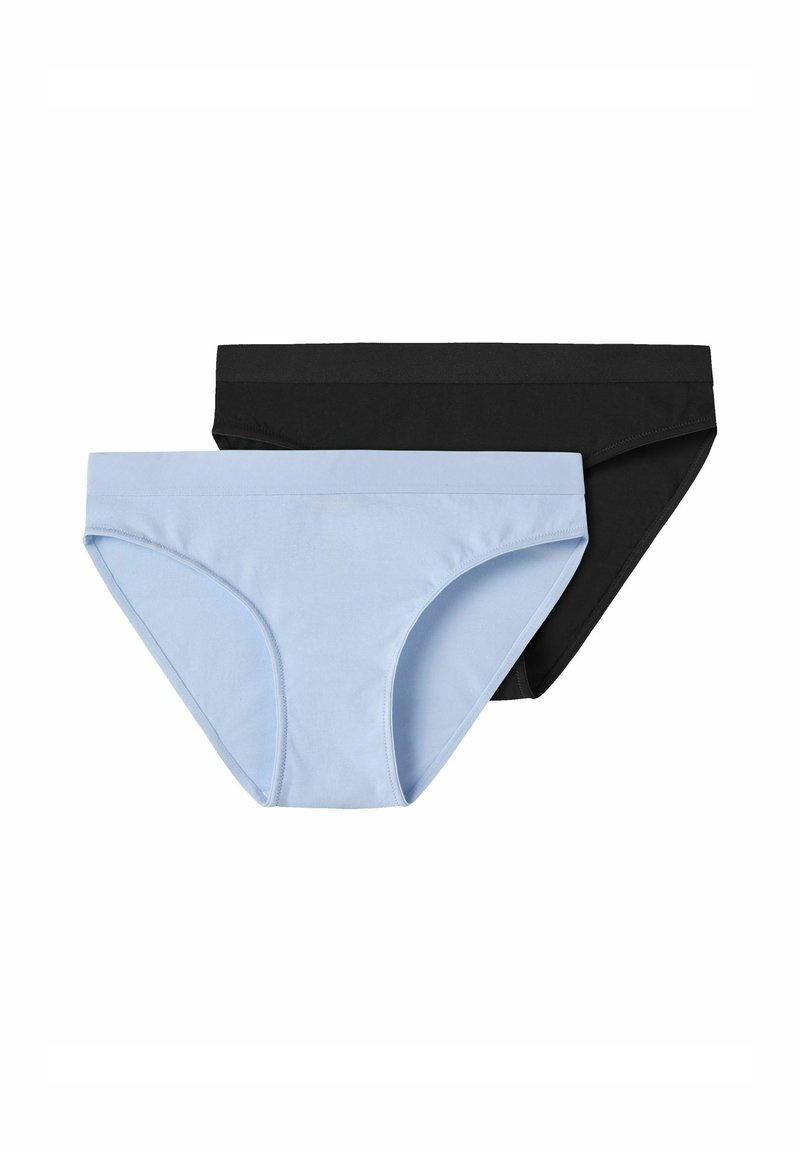 To sæt kvinders undertøj: et lysblåt og et sort, begge med en glat tekstur og et simpelt, lavtaljet design.