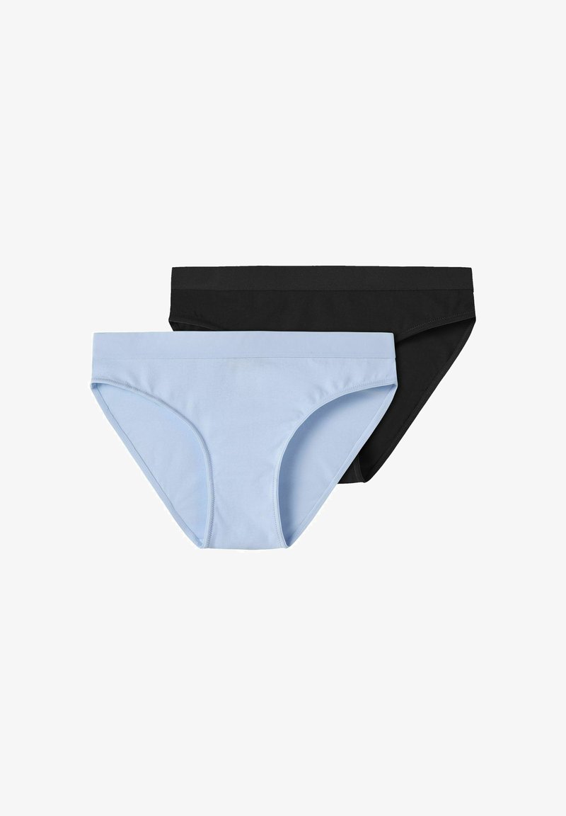 To sæt kvinders undertøj: et lysblåt og et sort, begge med en glat tekstur og et simpelt, lavtaljet design.