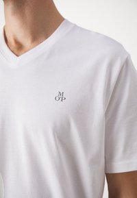 Marc O'Polo SHORT SLEEVE V NECK LOGO - T-Shirt basic - white