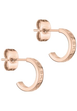 Paire de petites boucles d'oreilles créoles en or rose avec le texte gravé "LIEBESKIND" sur la surface extérieure, fermoir papillon.
