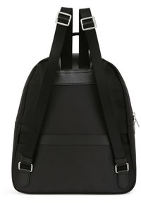 Zaino in nylon nero con spallacci neri regolabili, superficie liscia, forma rettangolare e dettagli a cucitura diagonale sul retro.