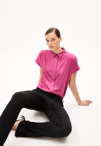 ARMEDANGELS LARISAANA - Hemdbluse - crushed berry