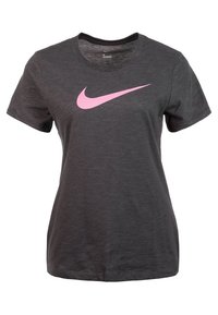 Camiseta corta de manga gris oscuro de Nike con un gran logo en forma de swoosh rosa centrado en el pecho.