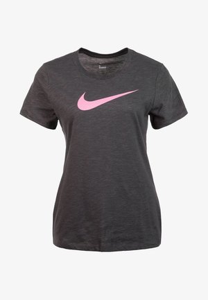 Czarna koszulka Nike z krótkim rękawem, w ciemnoszarym kolorze, z dużym różowym logo Swoosh Nike umiejscowionym na środku klatki piersiowej.