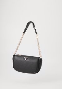 Borsa a spalla nera in pelle con finitura testurizzata, tracolla in catena dorata, hardware con logo argento e chiusura a zip. Forma arrotondata e design a patta.