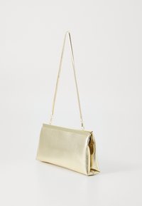 Goldfarbene metallische Clutch-Tasche in rechteckiger Form, mit glatter Textur und einem schlanken abnehmbaren Tragegurt. Verfügt über einen oberen Verschluss und ein strukturiertes Design.
