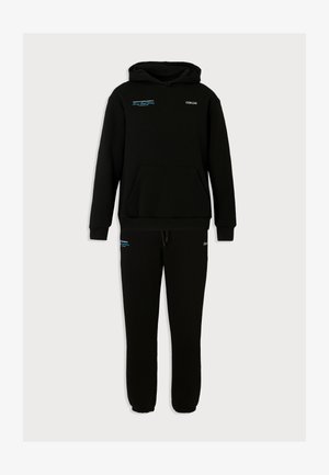 Crna trenirka s kapuljačom, kangur džepom i pripadajućim trenirka hlačama, obje sa sitnim bijelo-plavim tiskanim logotipovima.