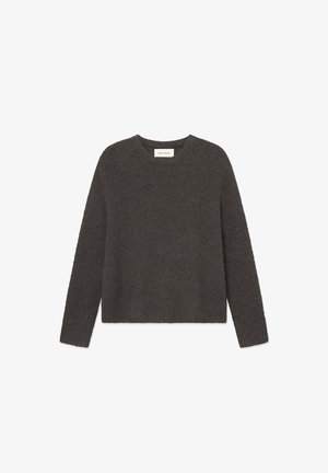Pull en maille gris foncé à manches longues, col rond, avec des poignets et un ourlet côtelés, offrant une texture douce et un design minimaliste.