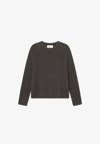 Tmavě šedý pletený svetr s dlouhými rukávy, kulatým výstřihem, žebrovanými manžetami a lemem, s měkkou texturou a minimalistickým designem.