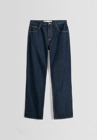 Vaqueros de mezclilla azul oscuro con corte de pierna recta, costuras superiores visibles, dos bolsillos delanteros y cierre de botón en la cintura.