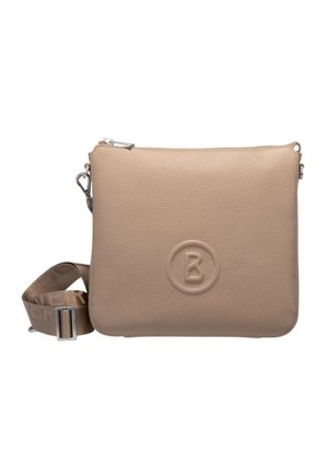 Beżowa skórzana torba na ramię z wytłoczonym okrągłym logo, górnym suwakiem oraz regulowanym materiałowym paskiem z metalową klamrą.