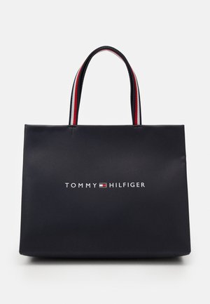Sac cabas rectangulaire noir avec des anses rayées rouge, blanc et bleu et logo Tommy Hilfiger centré sur le devant.