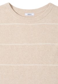 Suéter beige acanalado con rayas horizontales blancas, textura suave, cuello redondo y una etiqueta que dice "CECIL".