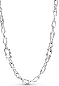Strieborný kovový náhrdelník z reťaze s predĺženými oválnymi článkami, hladkou textúrou a jednotným dizajnom, vhodný na neformálne aj formálne nosenie.