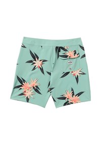 Svetlozelené plážové šortky s kvetinovým vzorom, ktoré obsahujú ružové kvety a čierne listy. Súčasťou sú aj vrecko na zadnej strane s nálepkou.