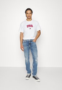 Tommy Jeans MODERN SPORT USA TEE - Marškinėliai su spaudiniu - white