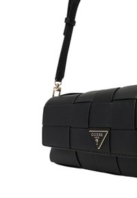 Bolso de cuero negro trenzado con una correa desmontable, que presenta una placa de logotipo en tono dorado en forma triangular y una forma rectangular estructurada.