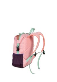 Roze stoffen rugzak met een paarse basis, verstelbare mintgroene schouderbanden, een ritsbovenkant en een bruine accent op het bovenpaneel.