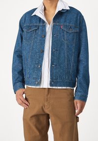 Jeansjacka i mörkblått med paisleymönster, med knappstängning, två framfickor och kontrasterande sömdetaljer.