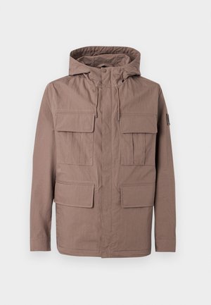 Veste à capuche marron avec quatre poches à rabat à l'avant et une capuche avec cordon de serrage, présentée sur un fond gris clair.