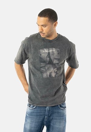 Grå kortærmet t-shirt med en falmet tekstur og et grafisk print med navnet "ELIASRUMELIS" og hjertessymboler på forsiden.