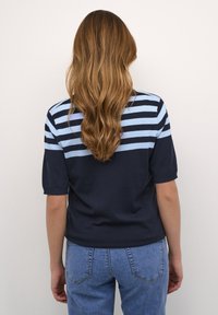 Kaffe KALIZZA - Triko s potiskem - navy windsurfer half stripe
