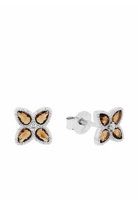 Pendientes de studs en forma de flor de plata con cuatro piedras preciosas marrones facetadas y un intrincado detalle en los bordes.