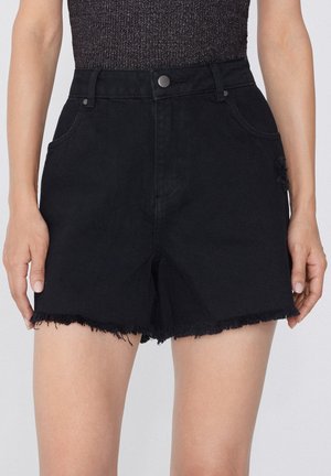Shorts en denim noir avec un ourlet effiloché, présentant une fermeture à bouton à l'avant, deux poches avant et des accents déchirés pour plus de détails.