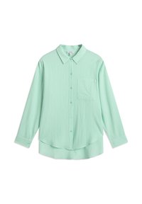 Camisa de manga larga verde menta clara con tejido texturizado, botones en la parte delantera, cuello con solapas y un bolsillo en el pecho. Dobladillo redondeado.