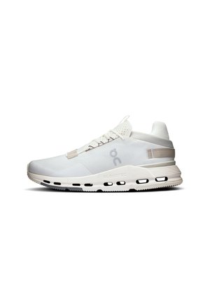 On CLOUDNOVA 2 - Trainers - ice   sand