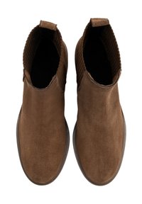 Botines de ante marrón con un cuello elástico acanalado, punta redondeada y suela de goma plana. Diseño minimalista, con una textura suave.