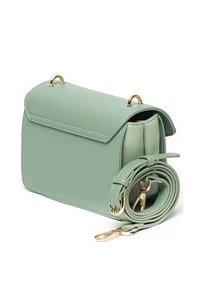 Sac en simili cuir vert menthe avec un rabat, accents en métal doré, une sangle enroulée et une forme carrée. L'intérieur comporte deux compartiments.