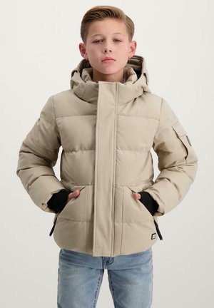 Beige pufferjack met een hoge kraag en een capuchon. Beschikt over rib gebreide manchetten en zijzakken. Gladde textuur met gestikte vulling.