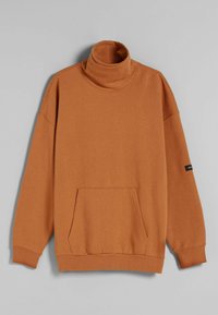 Sudadera de cuello alto marrón en un material suave, con un bolsillo frontal tipo pouch, puños acanalados y un detalle de etiqueta en la manga.