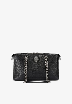 Borsa a tracolla in pelle nera con finitura testurizzata, tracolle in metallo argentato e una chiusura decorativa a forma di mano. Chiusura con zip nella parte superiore.