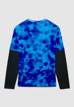 Maglietta a maniche lunghe caratterizzata da un motivo tie-dye in diverse tonalità di blu, con una sezione inferiore delle maniche nera e un classico collo a giro.