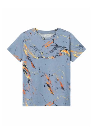 Maglietta in cotone blu con motivo marmorizzato astratto nei toni del nero, arancio e giallo. Collo a giro classico e maniche corte.