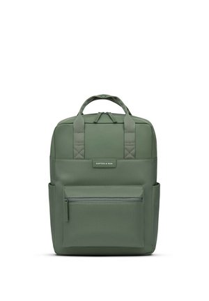 Sac à dos vert olive uni avec deux poignées supérieures, poche avant zippée, poches latérales et étiquette "Kapten & Son" sur le panneau avant.