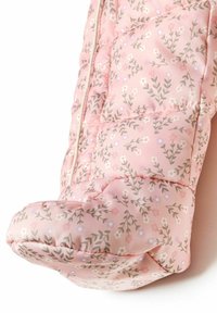 Roze gewatteerde wanten met een bloemenpatroon, met een gladde textuur, genuanceerd patroon en een stevige ritssluiting. Zacht stoffen samenstelling.