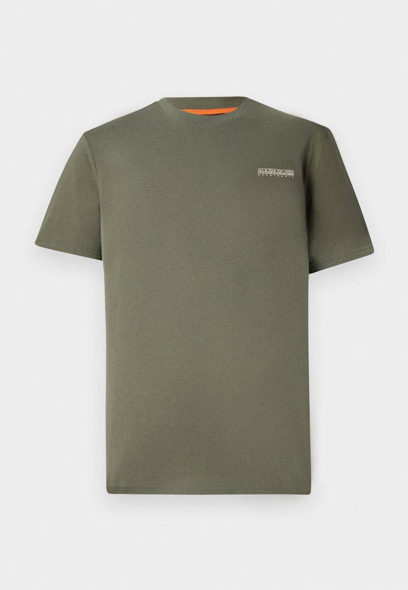 Camiseta verde oliva hecha de algodón, con mangas cortas, escote redondo y un pequeño detalle de logo en el pecho.