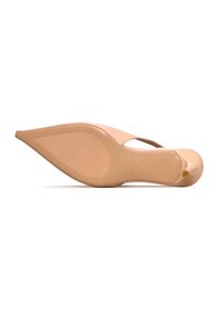 Naha vysoká obuv s špičatou špičkou a elegantním designem. Hladký syntetický materiál a strukturovaná gumová podrážka pro lepší přilnavost.