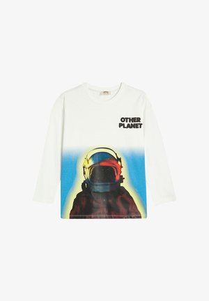 Camiseta de algodón blanca de manga larga con un gráfico de un astronauta con detalles en azul y naranja y el texto "OTRO PLANETA" en negro.
