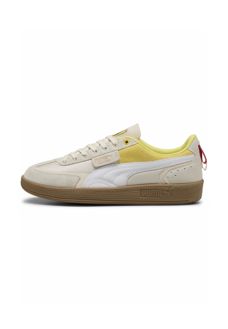 Hvid og beige sneaks lavet af ruskind og lædermaterialer. Har gule detaljer, struktureret gummisål og rødt hæftetræk ved hælen.
