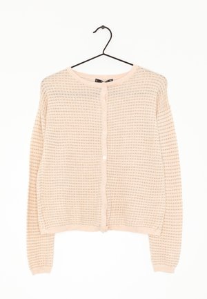 Cardigan lavorato a maglia rosa chiaro con motivo testurizzato, scollo rotondo, maniche lunghe e chiusura con bottoni sul davanti. Appeso a un gancio nero.