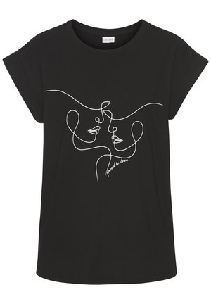 Zwarte T-shirt met een relaxed fit, met een witte omlijning van twee gezichten en de tekst "trots om te houden." Korte omgeslagen mouwen.