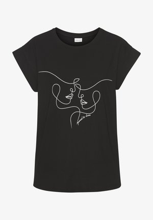 Melnā T-kreklā ar brīvu piegriezumu, kas izceļ divu seju kontūras dizainu baltā krāsā un tekstu "lepni mīlēt". Īsas, sarullētas piedurknes.