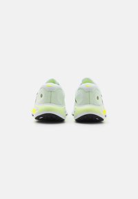 Nike Performance JOURNEY RUN - Løbesko til landevejen - barely volt/black/volt/white