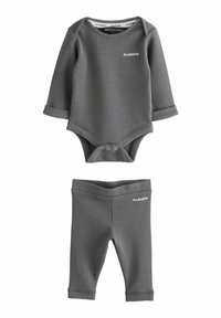 Grau gestricktes Zweiteiler-Outfit aus Baumwollmix, das einen langärmligen Body mit Druckknopfverschluss und passende Leggings mit weicher Textur umfasst.